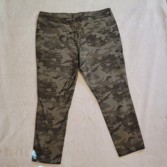 Universal Thread Denim - Camo Universal Thread High Rise Skinny Crop